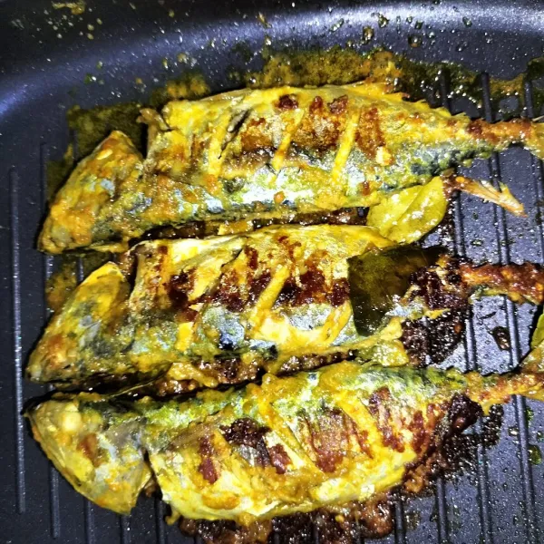 Jika sudah matang, olesin lagi ikan dengan bumbu yang masih tersisa, bolak balik lalu matikan kompor dan siap untuk disajikan.