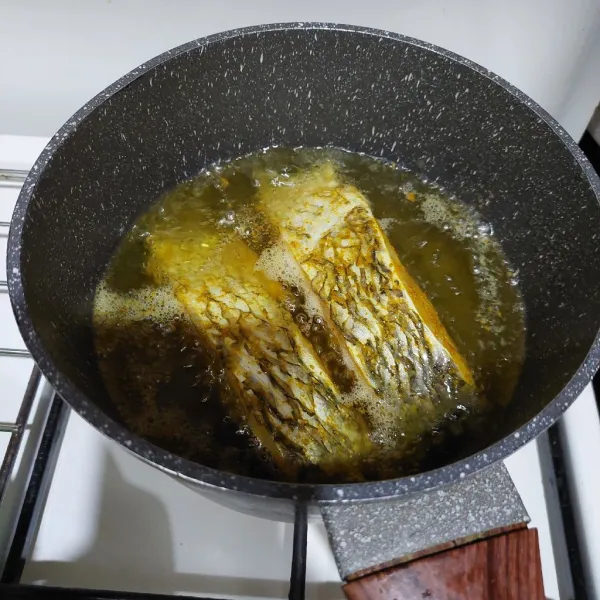 Goreng ikan dalam minyak panas, sebentar jangan sampai kering, sisihkan.