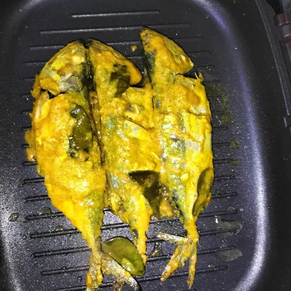 Bakar atau panggang ikan pakai teflon, jangan lupa dibolak-balik.