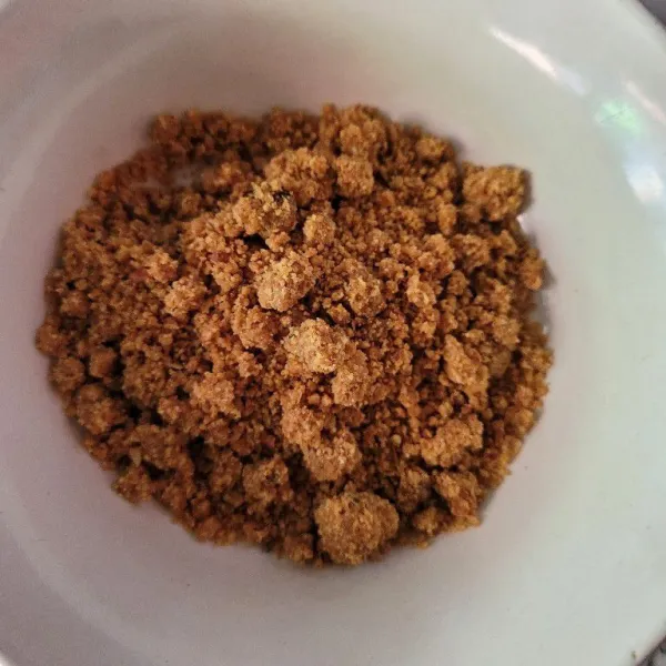 Siapkan bumbu kacang dengan cara kacang tanah, bawang putih, cabai, daun jeruk, dan kencur digoreng hingga kacang matang, kemudian diblender hingga halus, gula jawa, garam dan asam jawa dihaluskan kemudian dicampurkan dengan kacang yang telah halus.