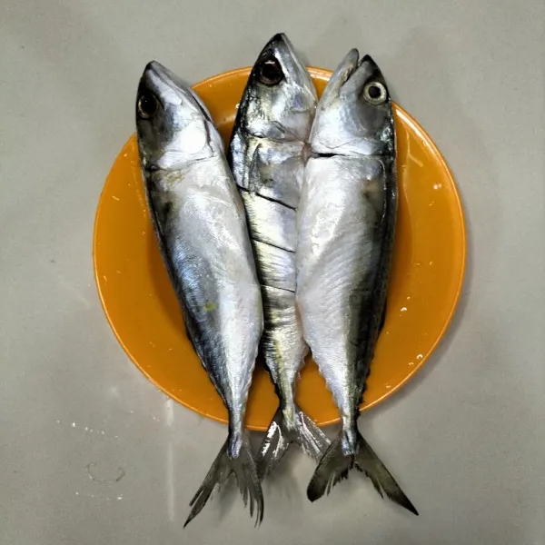 Bersihkan ikan,beri perasan jeruk nipis,sisihkan.