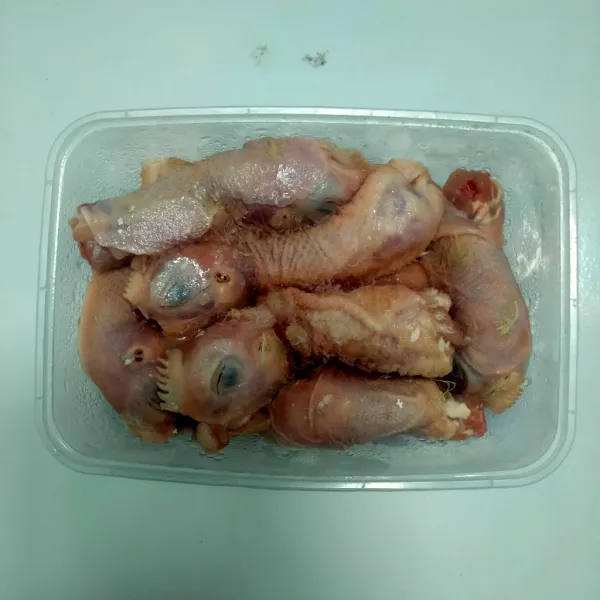 Siapkan kepala ayam yang sudah dicuci bersih dan di buang paruhnya.