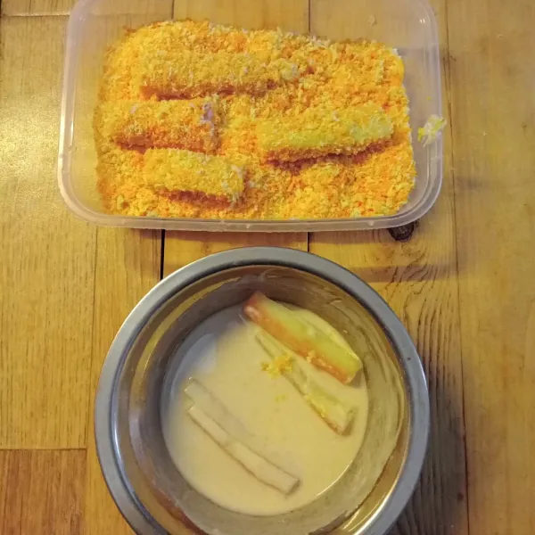 Celup kulit semangka ke adonan basah lalu ke tepung roti, tekan hingga kulit semangka tertutup adonan.