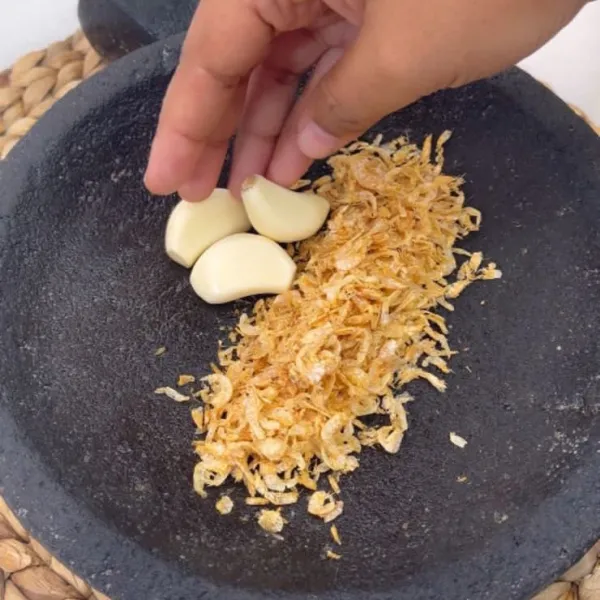 Haluskan rebon dengan 3 siung bawang putih dan garam