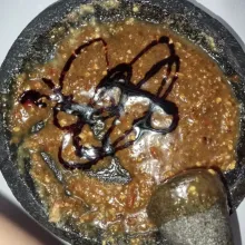 Tambahkan air asam jawa, air mineral aduk rata kemudian masukkan kecap manis aduk kembali.