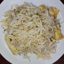 Penyajian : potong telur, letakkan diatas piring, letakkan tauge diatas telur kemudian siram dengan saus kacang, sajikan.