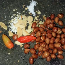 Haluskan semua bahan, bumbu kacang ulek hingga halus.