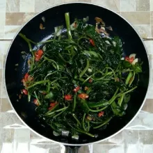 Masukkan kangkung. Aduk hingga layu.