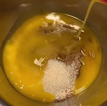 Campurkan brown sugar, gula pasir, dan margarin cair. Aduk menggunakan spatula hingga rata.