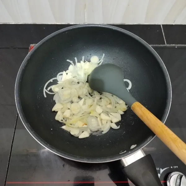 Panaskan minyak sayur, tumis bawang bombay dan bawang putih hingga harum dan layu.