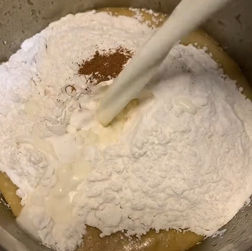 Masukkan tepung terigu, baking soda, baking powder, cinnamon powder (opsional), dan susu uht. Aduk semua sampai rata.