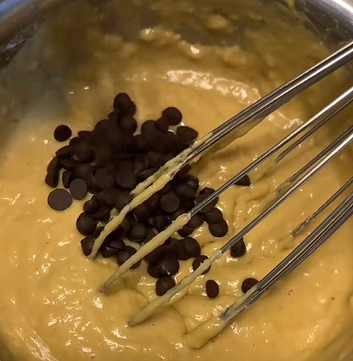Tambahkan topping chocochips.