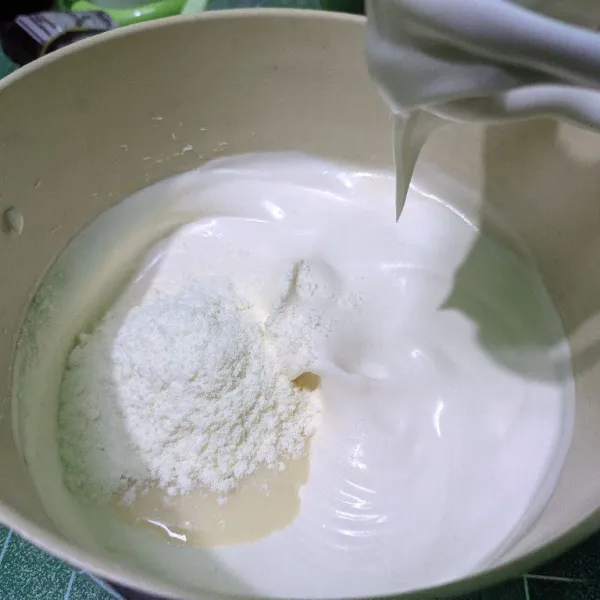 Masukkan susu bubuk dan kental manis, mixer dengan kecepatan rendah hingga tercampur rata.