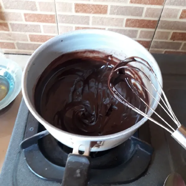 Saus coklat : campurkan semua bahan kecuali mentega. Masak dengan api kecil sambil diaduk-aduk hingga matang dan mengental, matikan api.