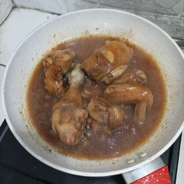 Tambahkan air dan semua bumbu
