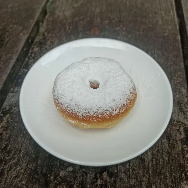 Biarkan dingin suhu ruang, beri gula halus dan sajikan.