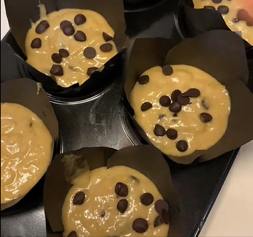 Masukkan adonan ke dalam cup muffin.