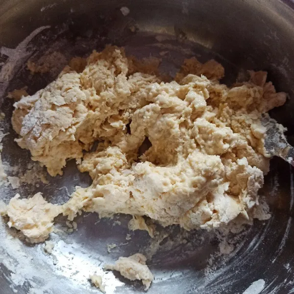 Campur semua bahan kecuali mentega dan garam, uleni setengah kalis.