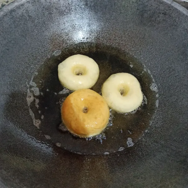 Masukkan adonan donat, goreng hingga berubah warna dengan sekali balik.