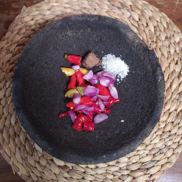 Rajang bawang merah dan cabe, tambahkan gula pasir, garam dan terasi lalu haluskan.