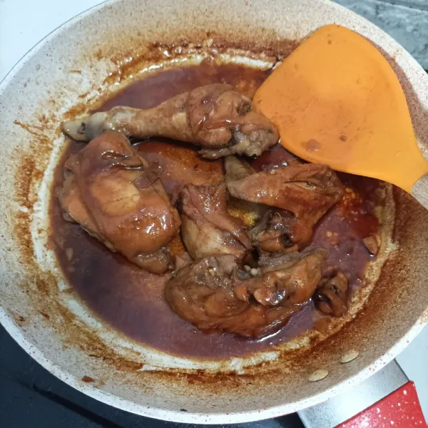 Masak hingga daging matang dan air nya menyusut