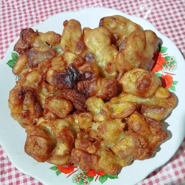 Sajikan pisang goreng.