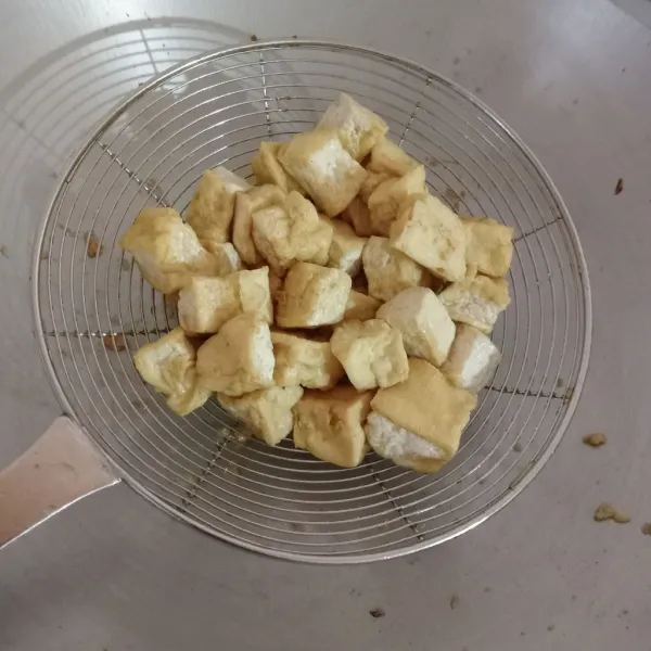 goreng tahu sampai matang,tiriskan