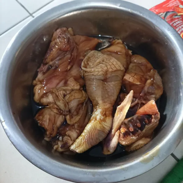 Cuci daging ayam,kemudian masukan bumbu marinasi nya,diamkan selama 30 menit