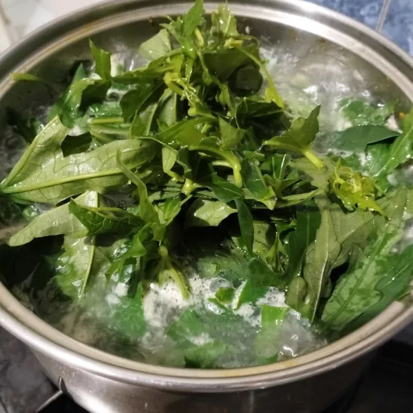 Masukkana daun gedi. Masak sampai layu.