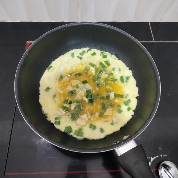 Panaskan minyak. Lalu tuang adonan telur dadar. Masak hingga kedua sisinya matang, lalu angkat.