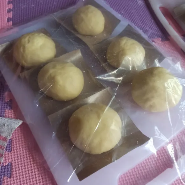 Ambil adonan bagi jadi berapa bagian, bulatkan atau bisa pipihkan adonan, lalu cetak. Istirahatkan sekitar 15-20 menit.