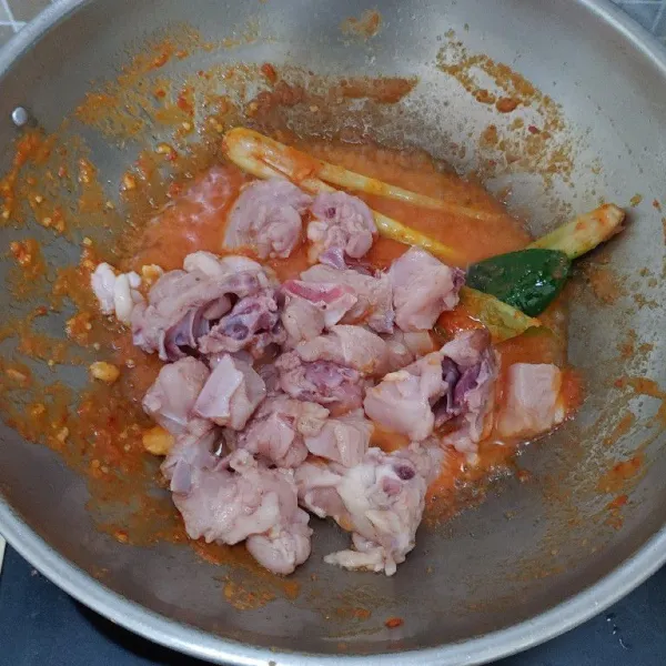 Kemudian masukkan daging ayam beserta kuah air asamnya, aduk-aduk sampai rata.