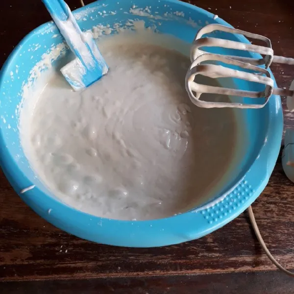 Tambahkan tepung terigu dan baking powder yang sudah diayak, mixer kembali asal rata saja.
