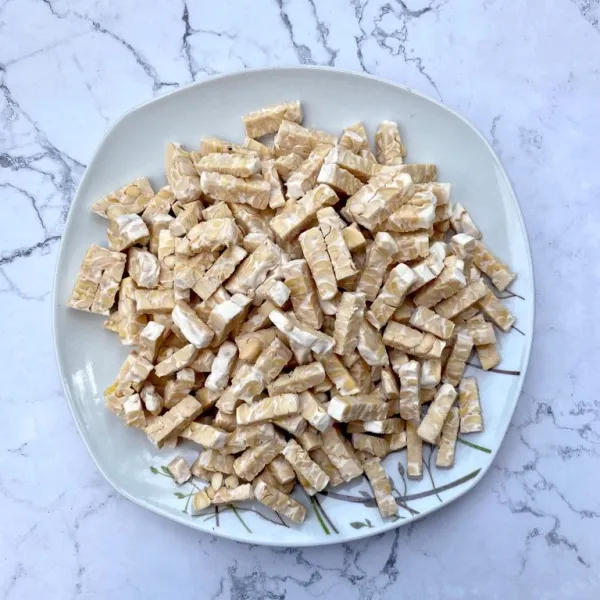 Potong-potong tempe sesuai selera.