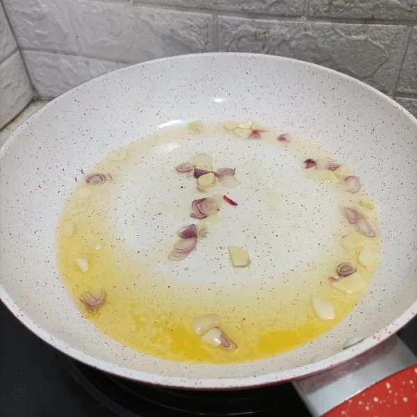 Tumis bawang hingga harum