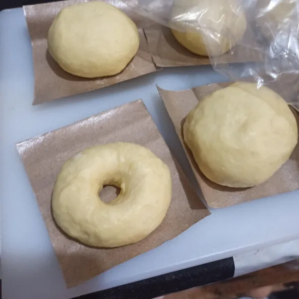 Mulai panaskan minyak, beri lubang di bagian tengah dengan jari telunjuk.