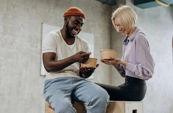 Pasangan yang sedang makan rice bowl