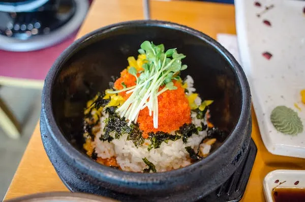 Rice bowl dengan isi telur ikan dan nori, gugah selera