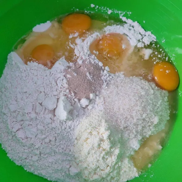 Masukkan tepung terigu, telur, gula dan ragi instan ke dalam wadah.