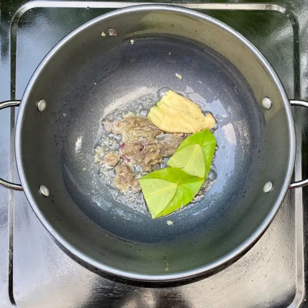 Tumis bumbu halus bersama dengan lengkuas dan daun salam.