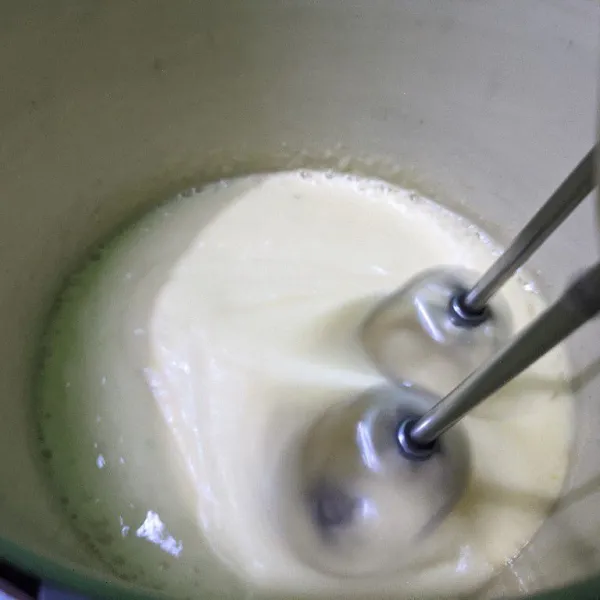 Mixer telur, sp, gula pasir dan vanili dengan kecepatan tinggi.