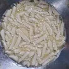 Panaskan minyak, goreng sampai matang dengan api sedang sambil dibalik sesekali. Angkat dan tiriskan.