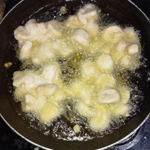 Goreng pisang hingga matang kecoklatan dan pinggirnya garing.