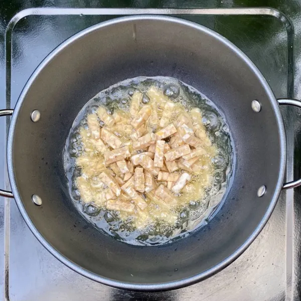 Goreng tempe hingga kering lalu sisihkan.