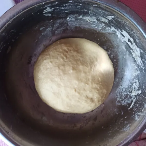 Tambahkan mentega dan garam, uleni sampai kalis. Diamkan hingga mengembang 2 kali (sesuai dengan cuaca masing masing, sekitar 30-45 menit), tutup kain atau wrap.