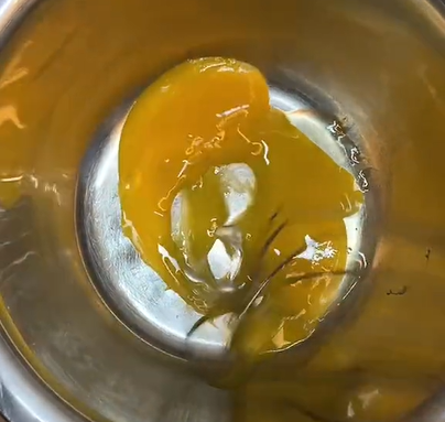 Untuk membuat custard, pertama-tama, kocok 2 butir kuning telur.