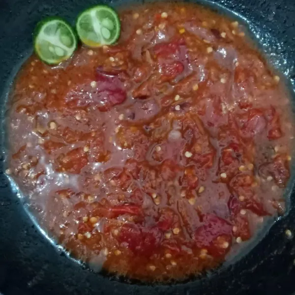 Ulek halusss semua bahan sambal ,lalu beri minyak panas(bisa minyak abis goreng ayam/ikan)Secukupnya saja ,lalu diberi perasan jeruk limau/tidak tergantung selera