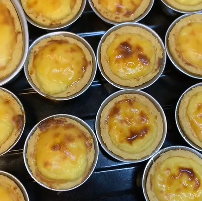Panaskan oven di suhu 220’C dan panggang selama 30 menit dengan api atas bawah di oven. Setelah 30 menit, kue siap dihidangkan!