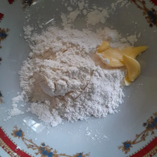 Masukan ke dalam wadah tepung terigu beras, margarin, vanili, dan garam.
