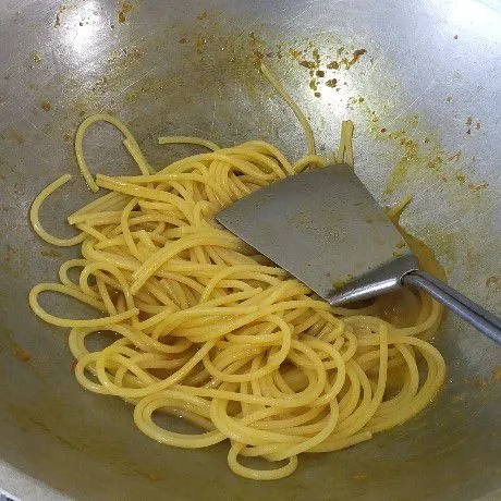 Masukkan spaghetti yang sudah direbus. Aduk hingga tercampur rata.